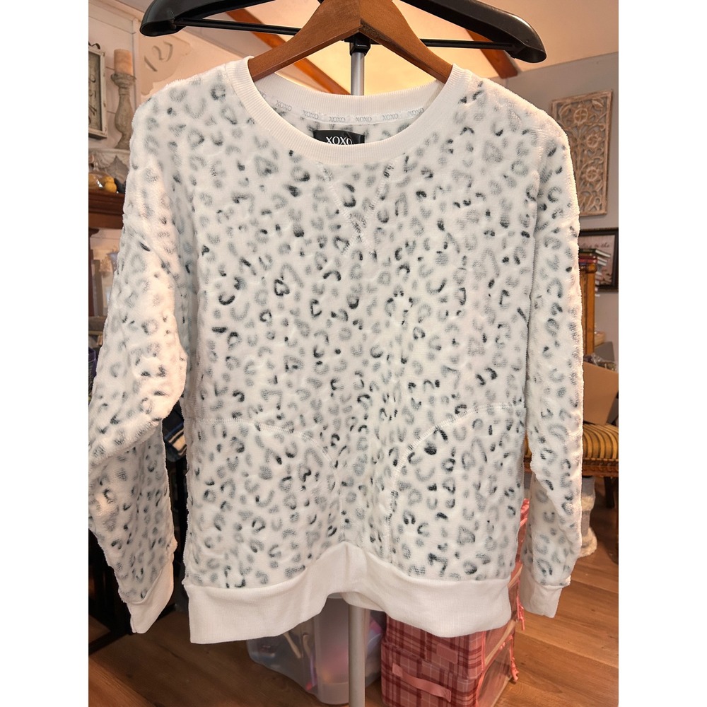 XOXO Womens White Grey Leopard Print Fuzzy Fleece Crewneck‎ Sweatshirt Size Med